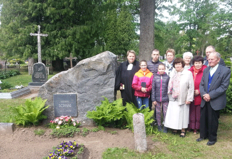 Minint kunigo Adomo Šerno 135-ąsias gimimo metines, maldos bei giesmės skambėjo ir prie jo kapo Nemunėlio Radviliškio kapinėse.