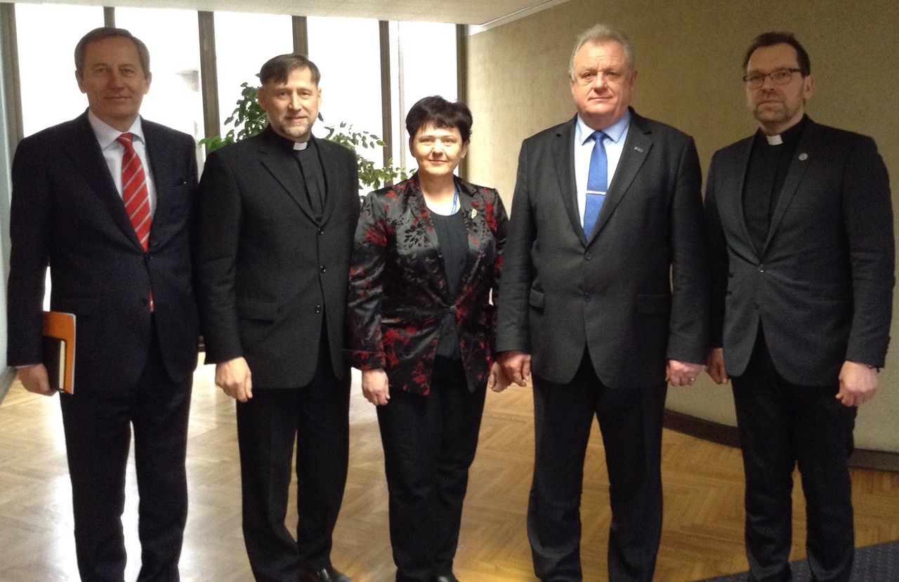 Foto: iš kairės: vyriausybės kanclerio pirmasis pavaduotojas Deividas Matulionis, kun. Rimas Mikalauskas, vyriausybės patarėja Diana Varnaitė, kancleris Algirdas Stončaitis ir vicesuperintendentas kun. Raimondas Stankevičius. iš kairės: vyriausybės kanclerio pirmasis pavaduotojas Deividas Matulionis, kun. Rimas Mikalauskas, vyriausybės patarėja Diana Varnaitė, kancleris Algirdas Stončaitis ir vicesuperintendentas kun. Raimondas Stankevičius.