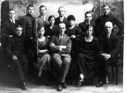 Biržų gimnazijos I laida 1923 m. Sėdi iš kairės: Jonas Lapėnas, Adelė Vaitaitytė, klasės auklėtojas Jonas Dilys, Leonarda Mačiukaitė, Dovydas Chenkinas. Antroje eilėje: Vladas Klusis, Juozas Sprindys, Kazys Kairys, Marcelė Balčiūnaitė, Vladas Jakubėnas, Cilė Šeinkeraitė, Dovydas Kacas, Jonas Mizaras.